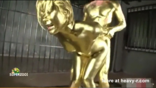 Screenshot 2019 08 07 GOLDEN IDOLS 320x180 - 【阿部乃みく】人気アキバ系モデルの金粉作品　バックで挿入