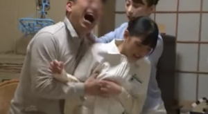 Screenshot 2020 01 12 shurwheasl 300x165 - 【美谷朱里・山井すず】美少女ナースが奮闘　性欲との向き合い方を自宅で寄り添ってケア