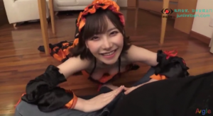 Screenshot 2020 04 02 ド淫乱コスプレ姿お姉さんがチンポを掴んで男の乳首を舐め回す 300x164 - 【深田えいみ】「このコス好きなの？ねえ似合ってる？」隠れヲタ　恥ずかしいけどあなたを満足させたい