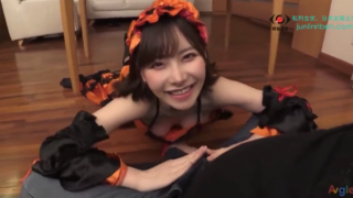 Screenshot 2020 04 02 ド淫乱コスプレ姿お姉さんがチンポを掴んで男の乳首を舐め回す 320x180 - 【深田えいみ】「このコス好きなの？ねえ似合ってる？」隠れヲタ　恥ずかしいけどあなたを満足させたい