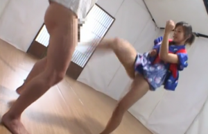 Screenshot 2020 05 15 暴力的な金髪ポニテお姉さんがドM男のチンポをパンチとキックでいじめる 300x193 - 【真島みゆき】ポニーテールの空手お姉さんが金蹴り