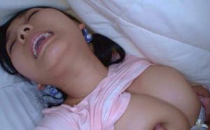 ねっとり膣奥を突かれアクメ堕ちした巨乳の連れ子が自ら 300x186 - 【稲場るか】義父を毛嫌いする娘に布団で身を隠しながら濃密キス＆ねっとり愛撫