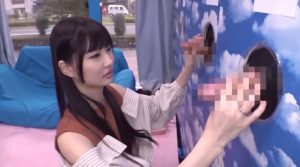 マジックミラー号 彼女さん！彼氏のチ○ポはど～れだ？当てられなけりゃ NTR 3 300x167 - 【宇佐木あいか】MM　形で匂いで触感で確かめてもわからない？彼氏のチンコ