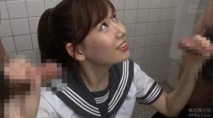 魂の顔面シャワー！！ 溜めて寝かせて熟成させた極濃ザーメンを奇跡の美顔にバズーカ射精！ 明里つむぎ 1 300x167 - 【明里つむぎ】激カワJKが便所で両手にチンポで幸せそう