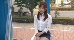 デカ尻タイトスカートOL 着衣ストレッチ体験！施術で緩くなったマ○コに真正中出しすれば膣内精子逆流！豊満尻マ○コから特濃ザーメンが溢れ出す！！ 300x163 - 【篠田ゆう】理性を失う巨乳OL　デカチンも受け入れちゃう