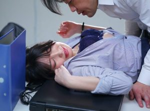 変態上司にザ 1 300x222 - 【藤井いよな】感じやすい敏感体質OLが上司のデカチンに熱くさせられる