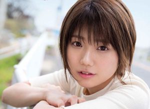 市川りく20才AVデビュー 裏表のない性格は南国の元気 300x218 - 【市川りく】ムラムラ我慢がついに爆発した美少女アイドル　デビュー作