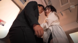 ～小悪魔逆痴●でニヤニヤ囁かれて痴女られたその後、二人きりの密室に連れ込まれて濃密セックス～ 300x168 - 【小野六花】電車で痴漢をしたらりっかたんだった　立場逆転痴女られる