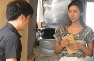 Screenshot未亡人アパート 今宵かぎりは&hellip; 松下紗栄子 300x197 - 【松下紗栄子】巨乳の未亡人の強姦未遂を内気な住人が助け&hellip;