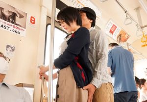 300x208 - 【夏目響】サイレント痴漢　JDが魔の手の犠牲に